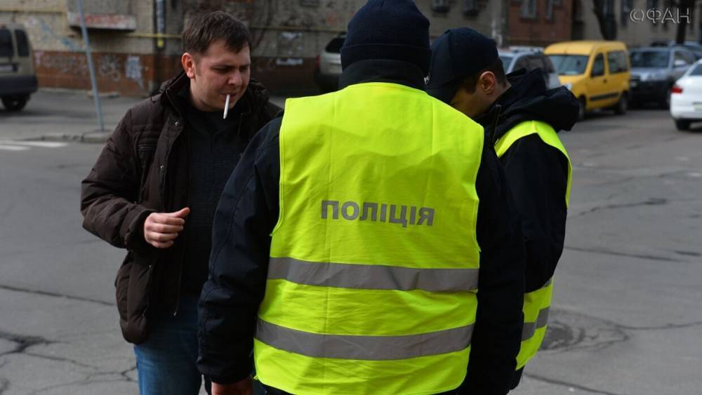В Киеве мужчина разгромил троллейбус из-за правил карантина