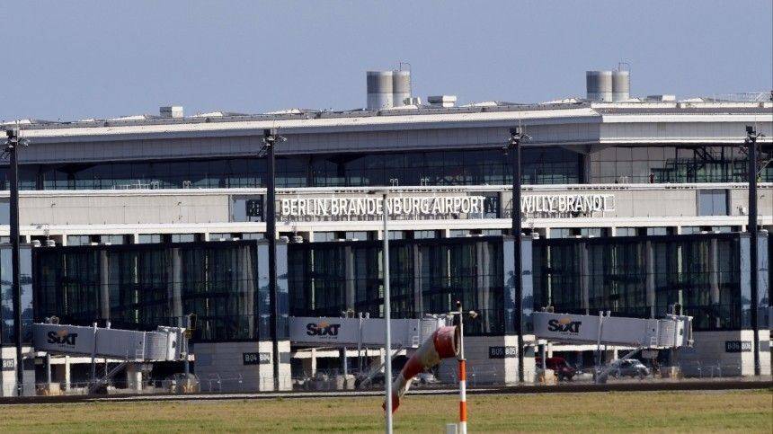 Воспитатель бросила ребенка в аэропорту Берлина