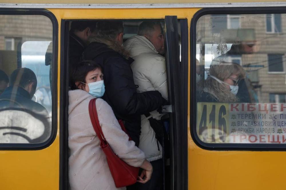 Пассажиры в Хмельницкой области забросали камнями автобус за отказ везти больше 10 челов