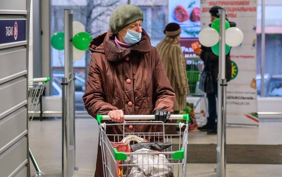 Жители ряда регионов России продолжают активно скупать продукты длительного хранения