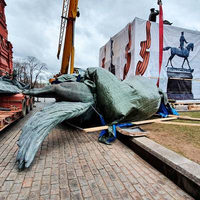 Памятник маршалу Георгию Жукову на Манежной площади в Москве демонтировали на реставрацию
