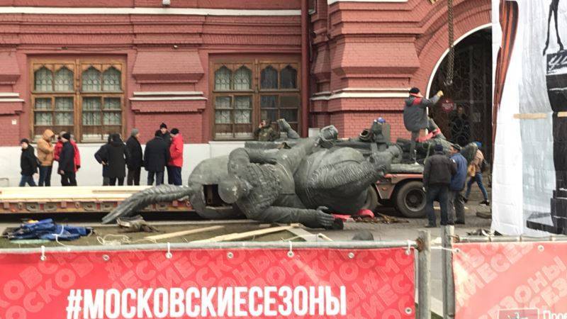 В Москве заменили памятник Жукову. А потом сказали, что вернут старый