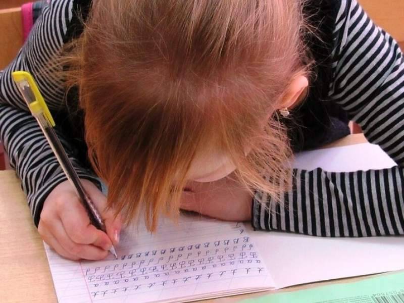 Россиянка почти два года избивала дочку за неровный почерк