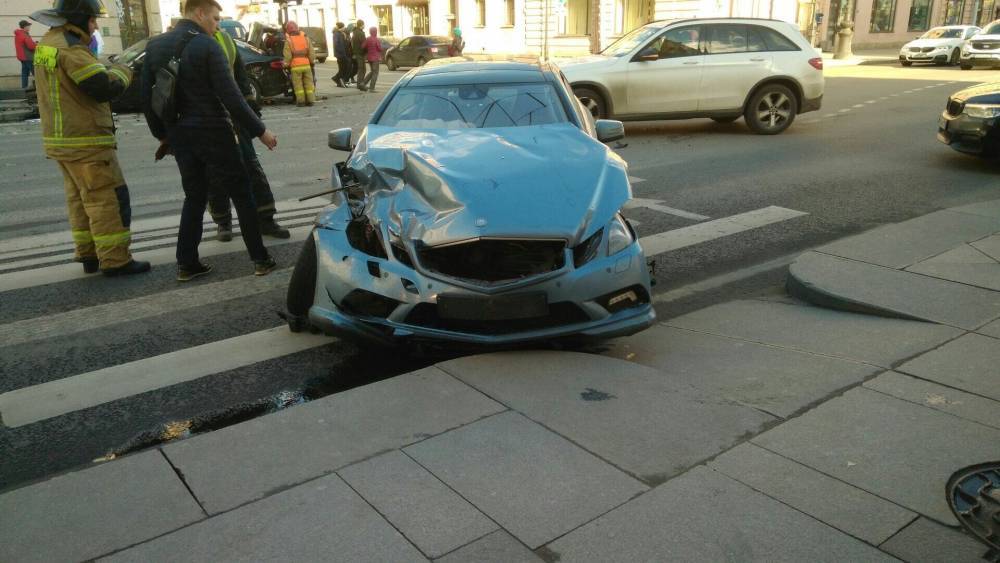 BMW сбил женщину на тротуаре в центре Петербурга.