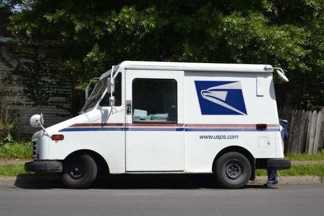 Почтальоны США говорят, что вынуждены развозить посылки, несмотря на симптомы коронавируса
