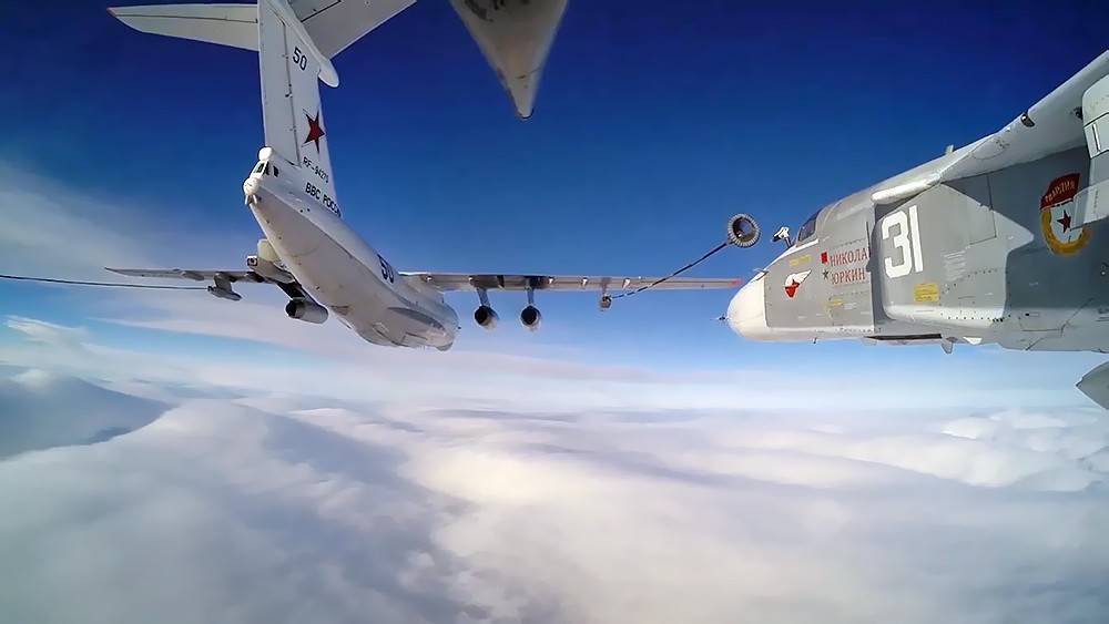 Минобороны показало видео дозаправки МиГ-31 и Су-24 в воздухе