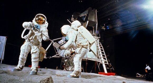 Daily Express нашло странность в словах Армстронга про высадку американцев на Луне