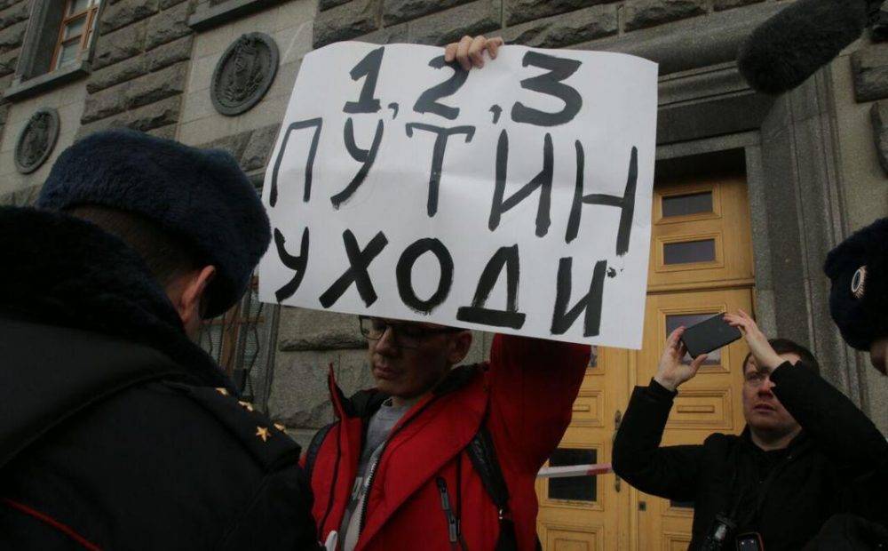 В Москве задержали участников пикетов против поправок в Конституцию и в поддержку журналиста Абдулмумина Гаджиева