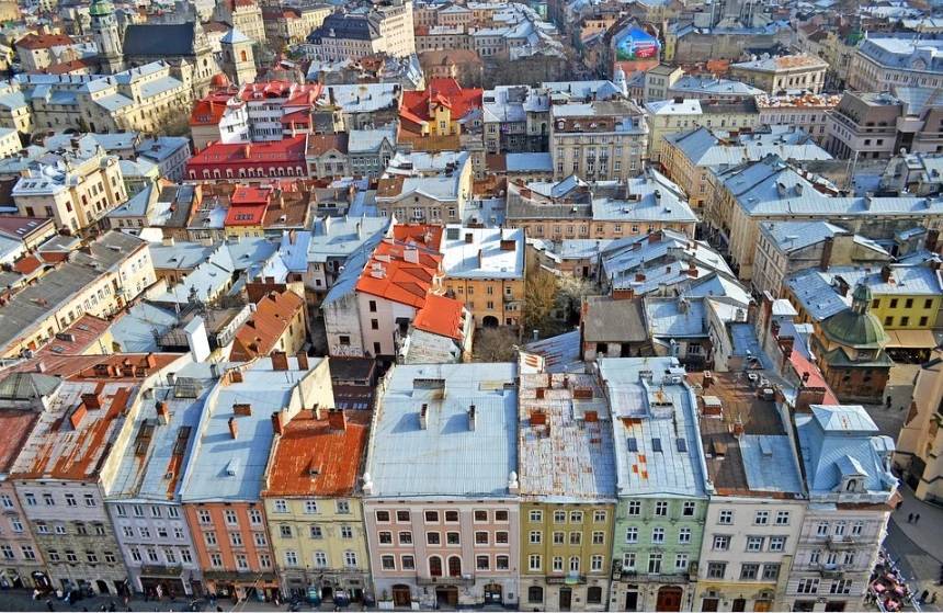 Три службы такси будут бесплатно возить медиков во Львове на работу