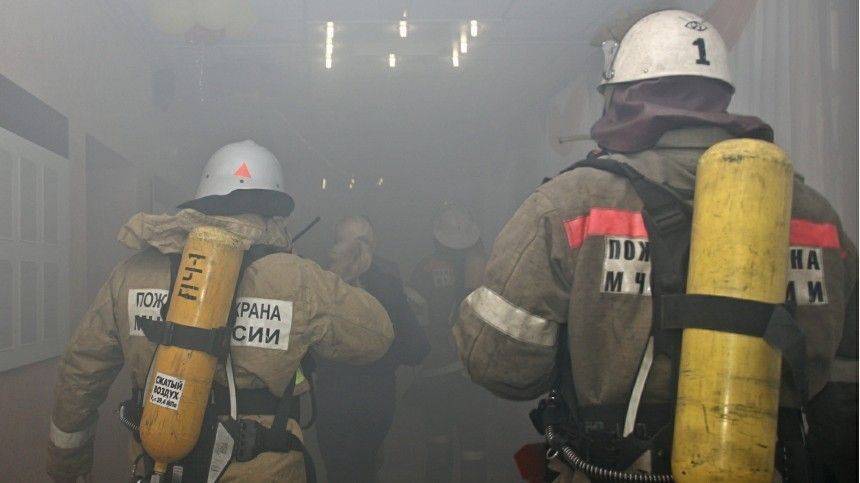 Людей спасают из горящего общежития в Москве