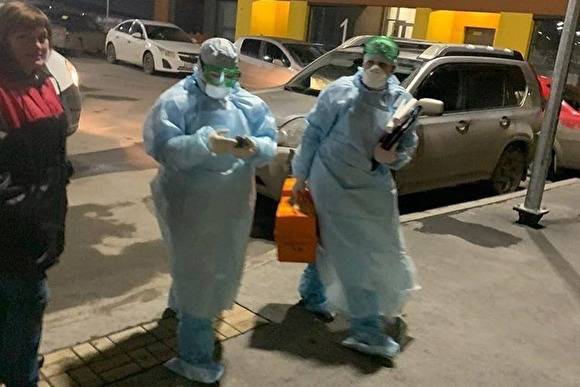 Очевидцы: в Екатеринбурге из Академа увезли двоих человек с подозрением на коронавирус