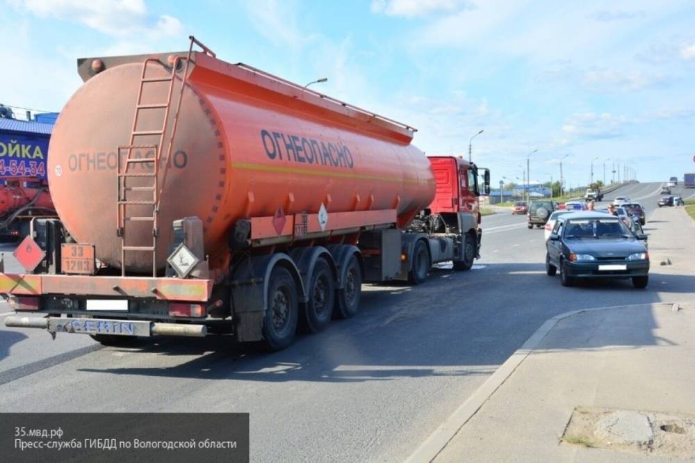 Авария с участием бензовоза произошла в Барнауле