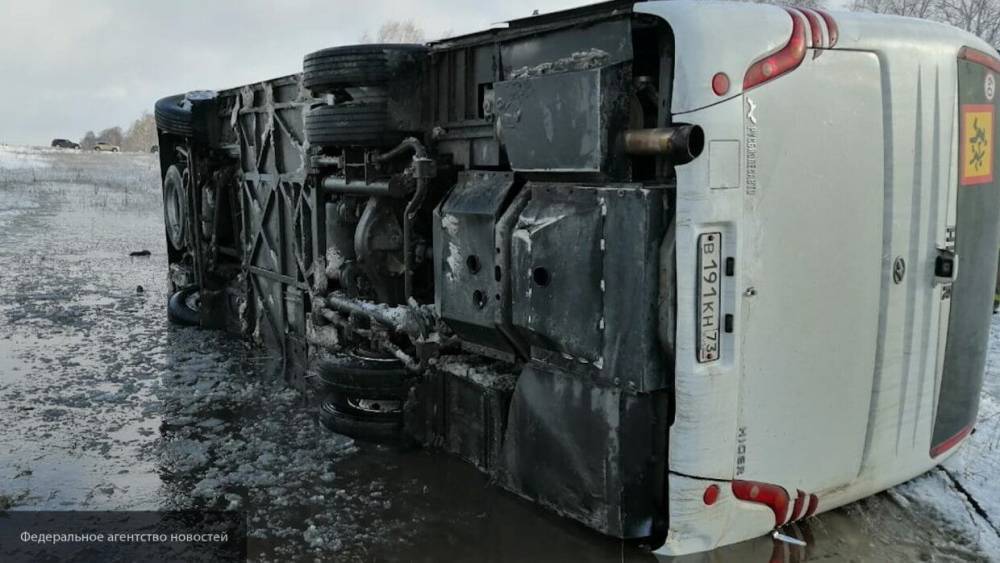 Водитель рейсового автобуса в Иркутской области уснул и съехал в кювет