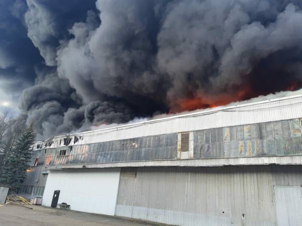 В подмосковном Дмитрове горит здание алюминиевого завода. Готовится пожарный поезд и авиация