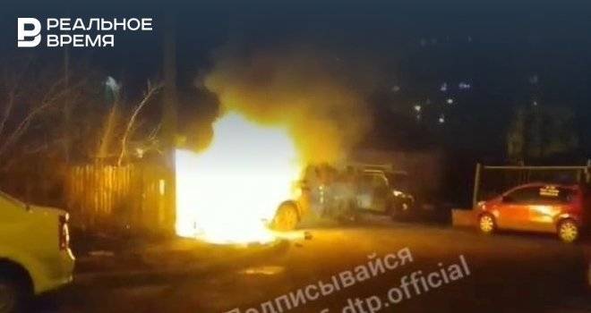 В Казани огонь уничтожил автомобиль — видео