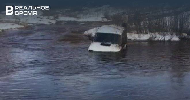 Под Казанью проселочную дорогу залила вода: видео борющихся со стихией автомобилей
