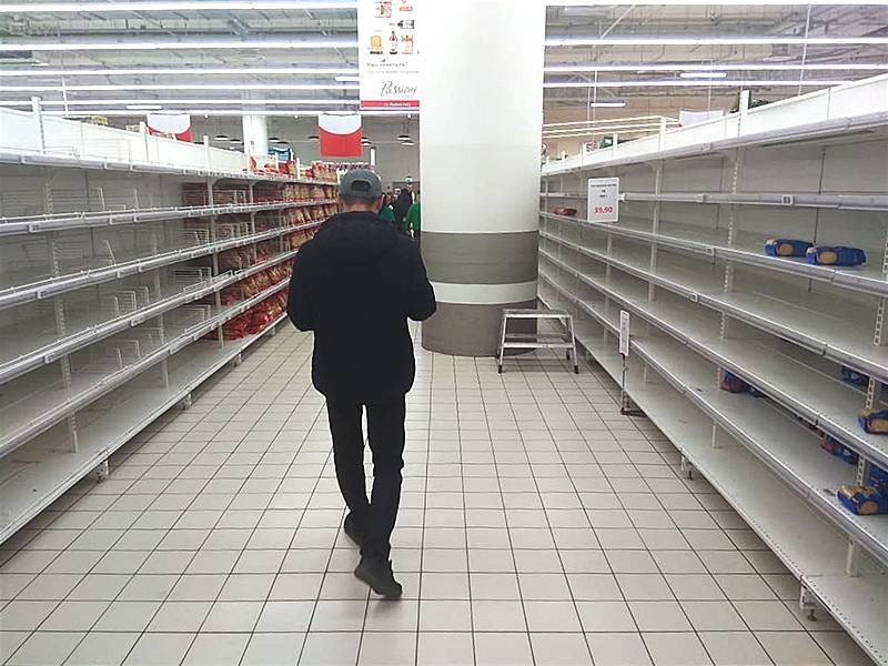 "Тележку охраняй, чтобы гречку не спёрли!": как россияне штурмуют магазины