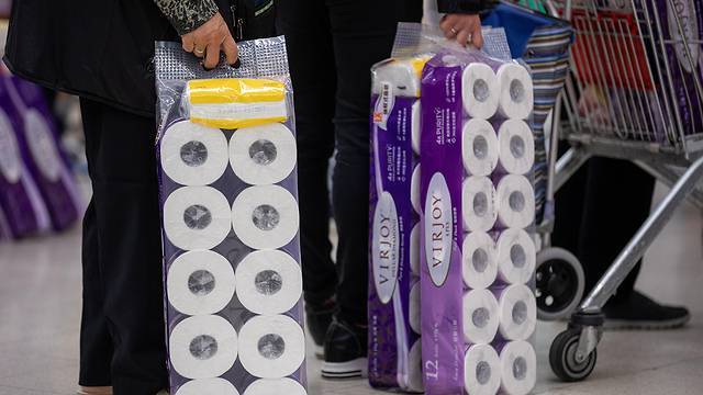 Житель США угнал фуру с 8 тоннами туалетной бумаги