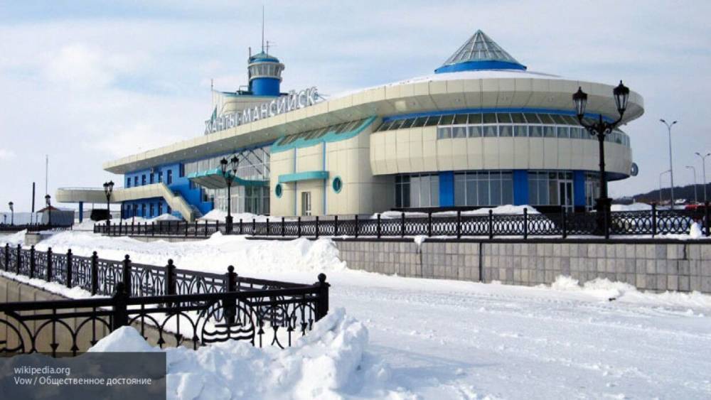 Самолет экстренно сел в Ханты-Мансийске из-за неисправного шасси