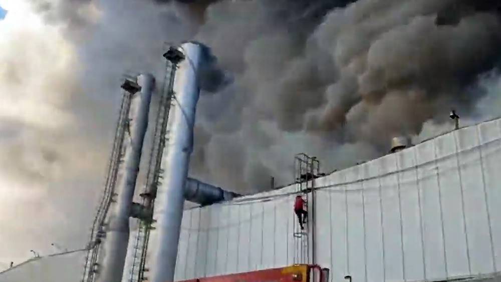 Сильный пожар на складе в Подмосковье тушат два вертолёта (видео)