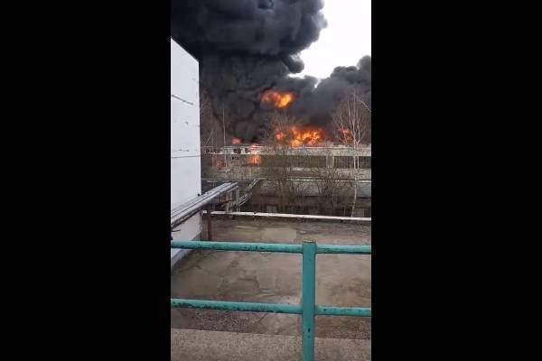В подмосковном Дмитрове обрушилась крыша горящего склада