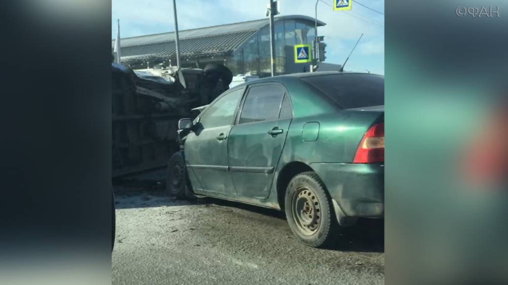 Иномарка взрезалась и опрокинула микроавтобус в Петербурге