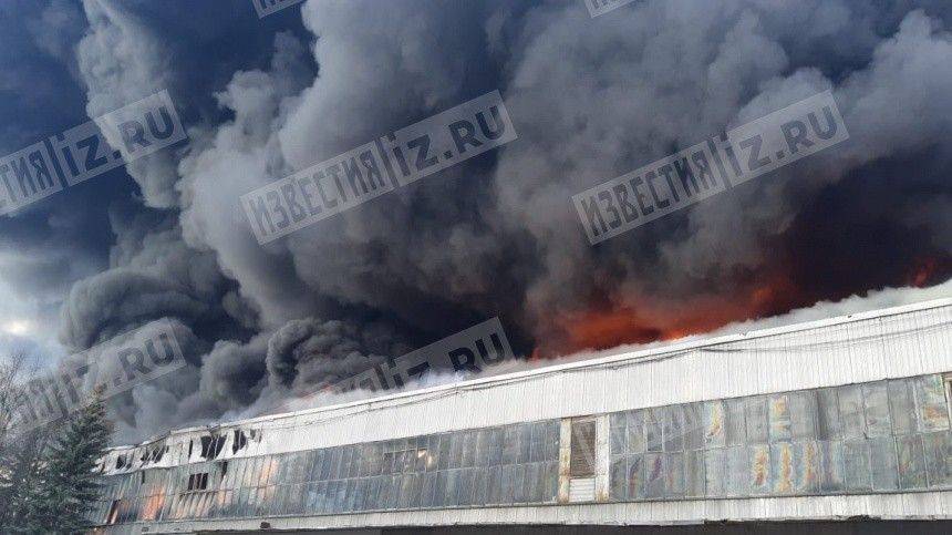 Прямая трансляция с места серьезного пожара на складе в Подмосковье