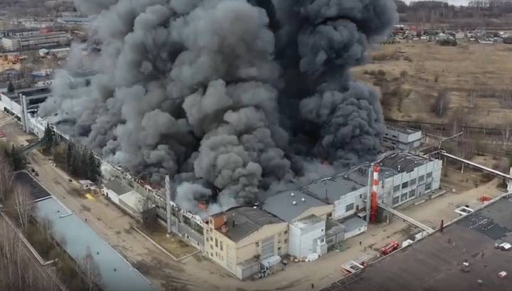 Сильный пожар на алюминиевом заводе в Московской области сняли с воздуха
