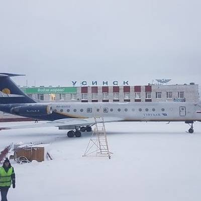 Пассажирский самолет совершил вынужденную посадку в аэропорту Ханты-Мансийска