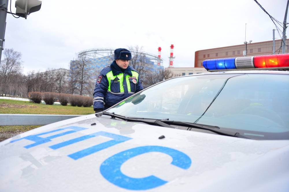 Полицейский пострадал при наезде патрульного автомобиля на препятствие в Москве