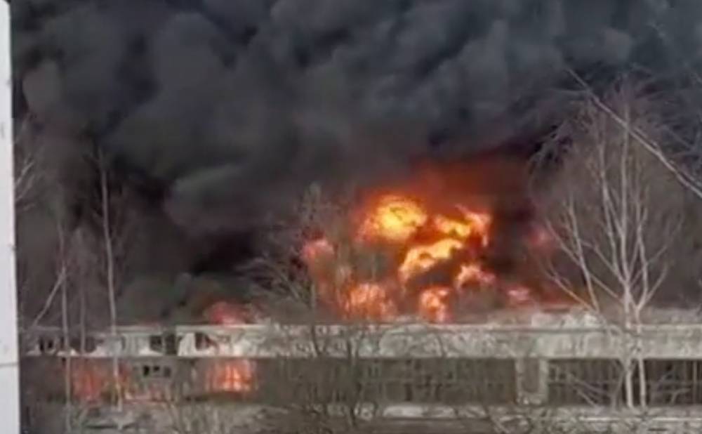 МЧС: Около 40 тонн нефтепродуктов находится в подвале горящего склада в Дмитрове