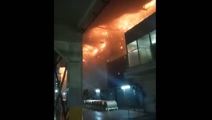 Пылающая кровля: начальную стадию пожара на заводе в Дмитрове сняли на видео