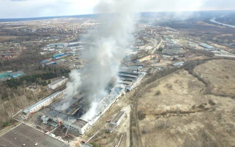 Причиной пожара на складе с нефтепродуктами в Подмосковье мог стать поджог