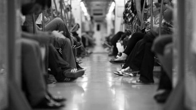 Пассажиропоток в петербургском метро снизился на 25%
