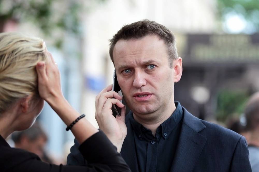 Робот Фёдор и Навальный поспорили о бесполезности друг друга