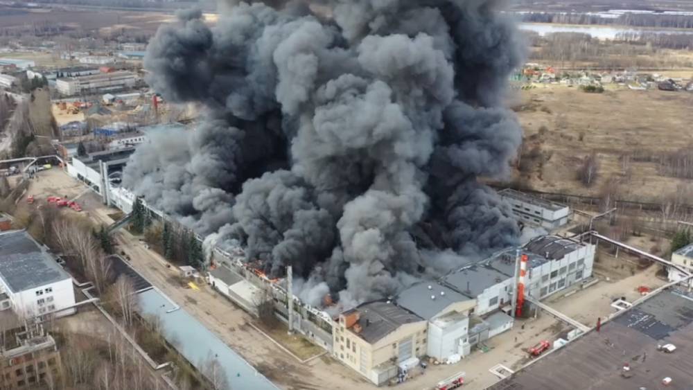 Масштабный пожар на заводе в Дмитрове сняли на видео с воздуха