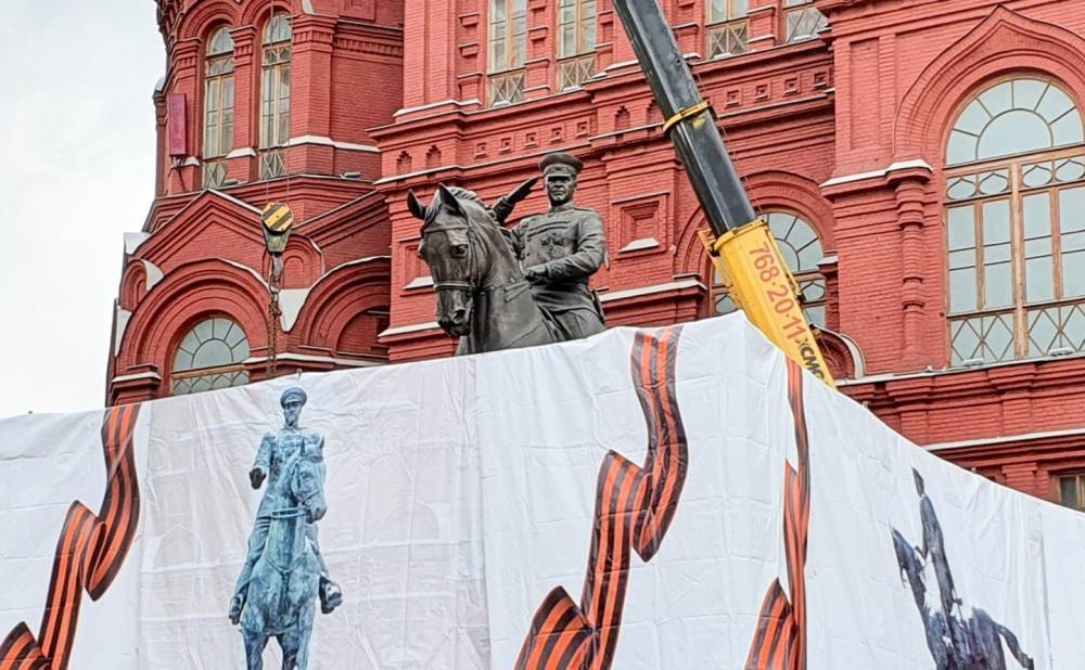 Памятник Жукову увезли с Манежной площади для реставрации
