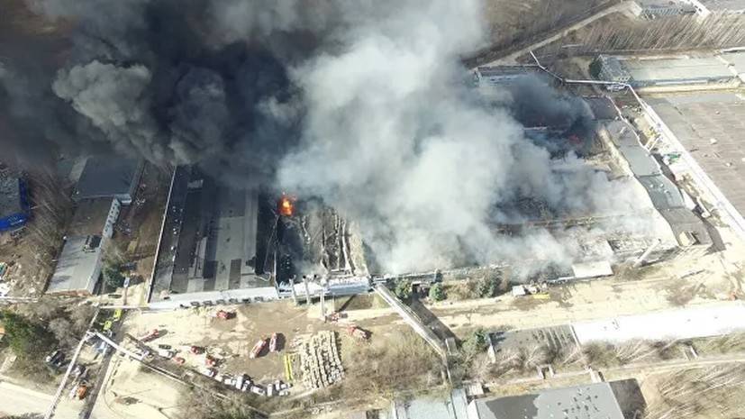 Пожарные ликвидировали открытое горение на складе завода в Подмосковье