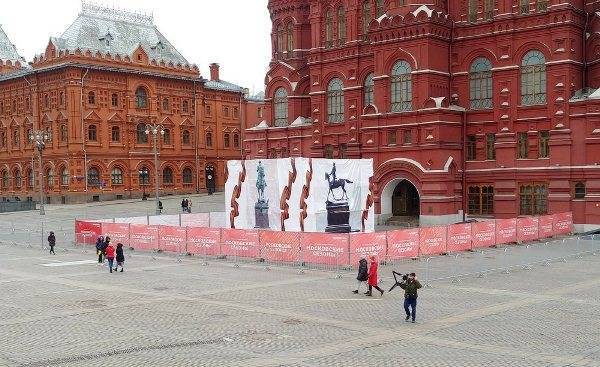 На Манежной площади в Москве убрали временный памятник Жукову