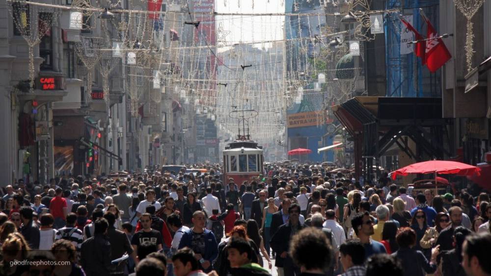 Турецкие власти запретили выход на улицу для людей старше 65 лет из-за коронавируса