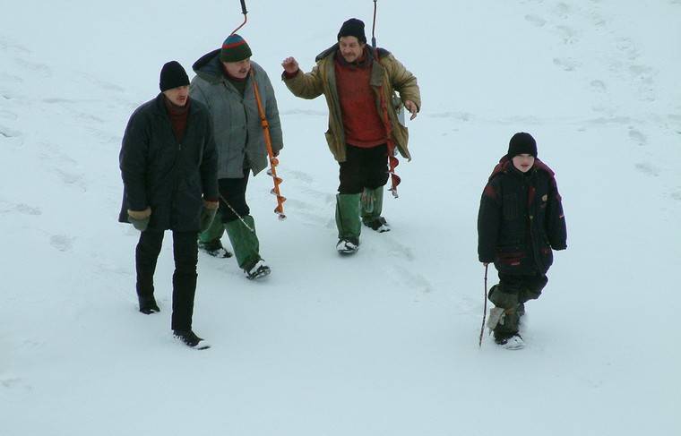 Сахалинские рыбаки сами спаслись с оторвавшейся льдины