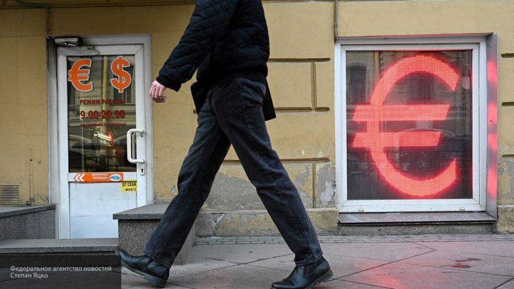 Экономист из Saxo Bank предостерег россиян от скупки валюты