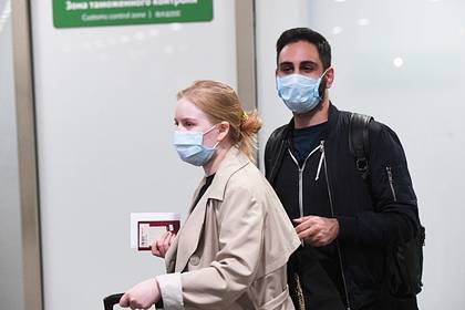 Летевших с зараженным коронавирусом россиянином пассажиров потеряли