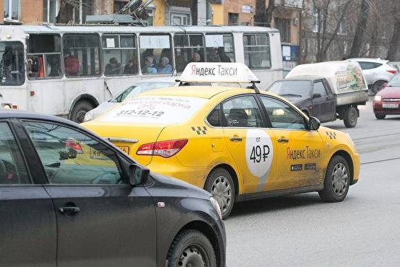 В Тюмени пьяная женщина напала на водителя такси