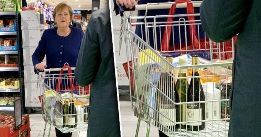 Фото: Меркель застали за покупкой вина и туалетной бумаги в магазине