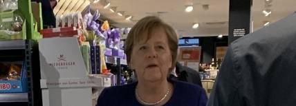 К карантину готова: Ангела Меркель закупилась алкоголем в супермаркете