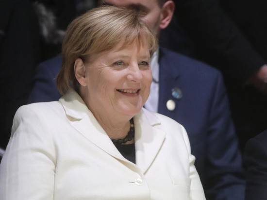 Меркель застукали за покупкой туалетной бумаги и вина