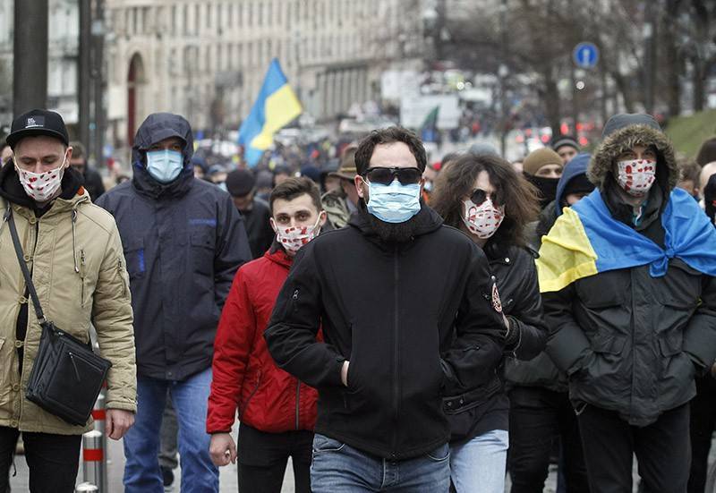 Радикалам на Украине доверили следить за порядком во время карантина