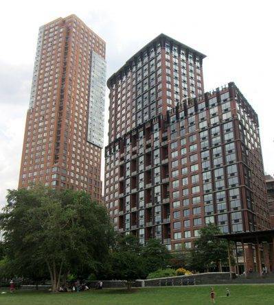 Мужчина разбился насмерть, прыгнув из окна элитной квартиры в центре Нью-Йорка. Соседи связывают трагедию с самоизоляцией