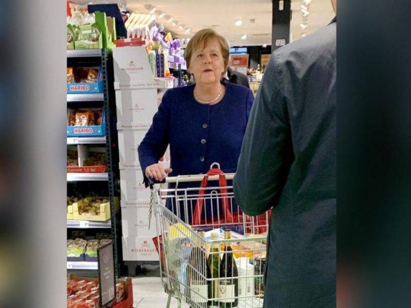 За вином и туалетной бумагой: Меркель без маски пришла в супермаркет